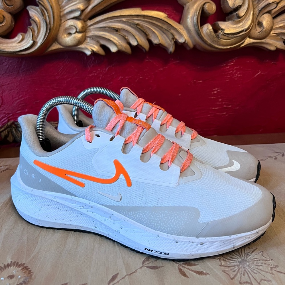 Nike Wmns Air Zoom Pegasus 39 Shield 'Photon Dust/Total Orange' Sz 8.5